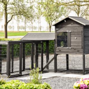 The extension run Functional can be connected in various ways to the chicken coop Prestige Large and the extension run Space Large