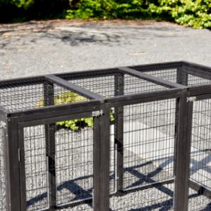 The animal run Functional is provided with a mesh roof