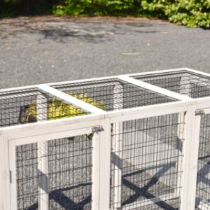 Animal run Functional Light-grey has a bar roof