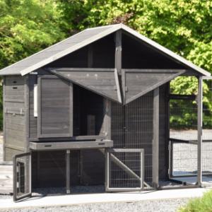 With its many doors, the Holiday Large rabbit hutch is especially user-friendly