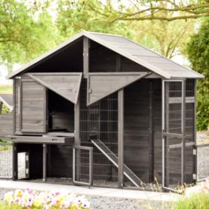 With its many doors and sliding tray, the Holiday Large chicken coop is especially user-friendly