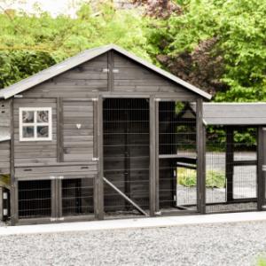 The chickencoop Holiday Large ist suitable for 6 à 10 chickens