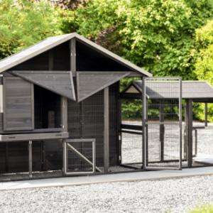 With its many doors, the Holiday Large rabbit hutch is especially user-friendly