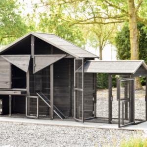 With its many doors, the Holiday Large rabbit hutch is especially user-friendly