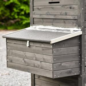 The Holiday Large chicken coop is equipped with a nesting box
