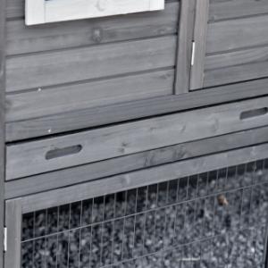 Holiday Medium Black has a practical pull-out drawer