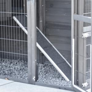 Holiday Medium Black is equipped with a ramp