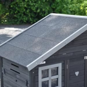 The roof of the Holiday Medium Black is covered with roofing felt