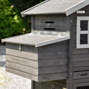 Chicken coop Holiday Medium Black is equipped with a nesting box