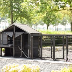 Chickencoop Holiday Medium Black has many practical doors