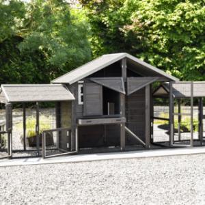 The rabbit hutch Holiday Medium Black has many, large doors