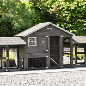 The rabbit hutch Holiday Medium Black is extended with 2 runs Space Medium