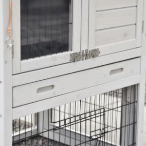 Because of the tray you can clean the hutch Prestige Small very easily