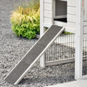 The chicken coop Prestige Small is equipped with a ramp