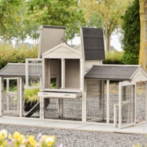 The rabbit hutch Prestige Small has many doors