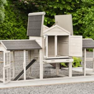 The rabbit hutch Prestige Small has many doors