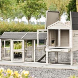 The rabbit hutch Prestige Small has many doors