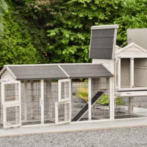 The rabbit hutch Prestige Small has many doors