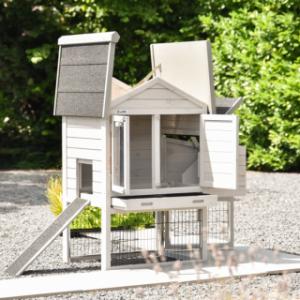 The chickencoop Prestige Small has many openings