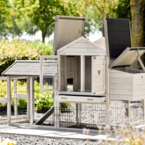 Chickencoop Prestige Small has many doors and hinged roofs
