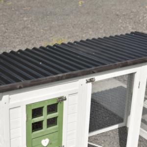 The rabbit hutch Julia is provided with a plastic roof