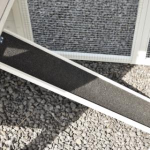 Rabbit hutch Julia | The ramp is covered with black roofing felt