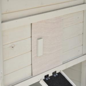 Rabbit hutch Julia | The sleeping area is equipped with a sliding hatch that slides from left to right