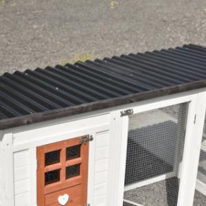 The chickencoop Julia is provided with a plastic roof