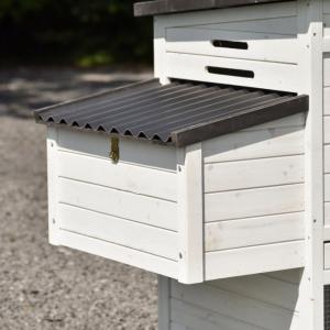 The Julia chicken coop is equipped with a nesting box