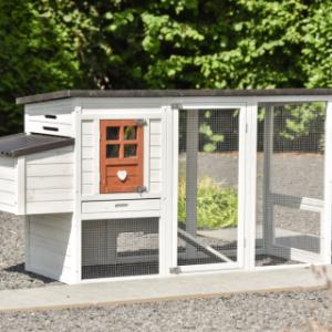 The Julia chicken coop is suitable for 2 to 3 chickens