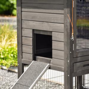Chickencoop Prestige Small has a large opening to the sleeping compartment