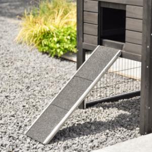 The rabbit hutch Prestige Small is equipped with a ramp