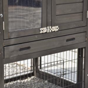 Because of the tray you can clean the chickencoop Prestige Small very easily