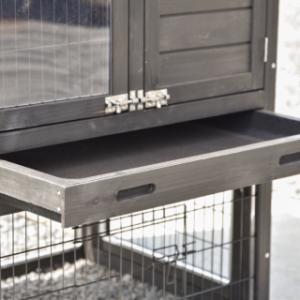 Because of the tray you can clean the chickencoop Prestige Small very easily