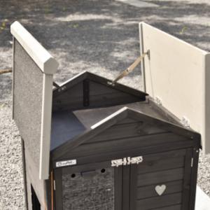 Chickencoop Prestige Small is provided with a practical storage attick