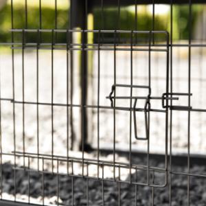 Chickencoop Prestige Small is provided with a little mesh door