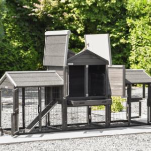 The rabbit hutch Prestige Small has many doors