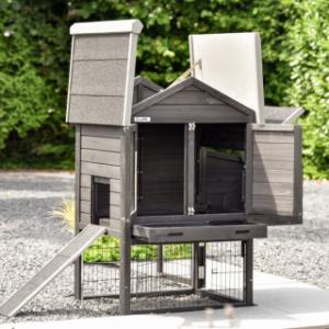 The chickencoop Prestige Small has many openings