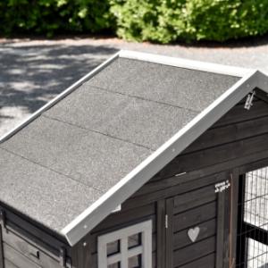 The roof of the Holiday Small Black is covered with roofing felt