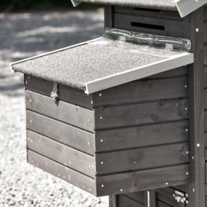 The chickencoop Holiday Small is extended with a laying nest