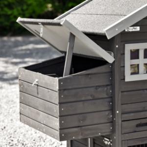 The laying nest Small has a hinged roof