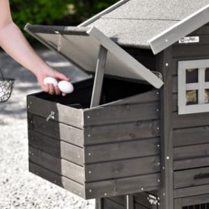 The laying nest of the chickencoop Holiday Small has a hinged roof