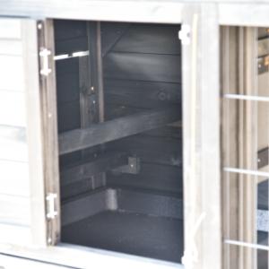 The sleeping compartment of chickencoop Holiday Small Black is provided with 2 perches