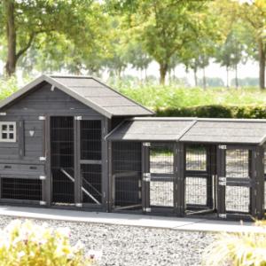 The sleeping compartment of chickencoop Holiday Small Black is suitable for 2 à 4 chickens