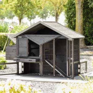 The chickencoop Holiday Small Black has many doors