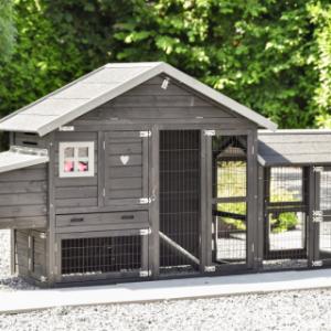 The chickencoop Holiday Small Black is made of pine wood