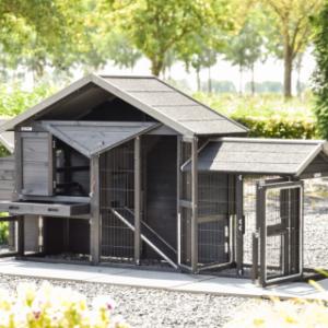 The chickencoop Holiday Small Black has many doors