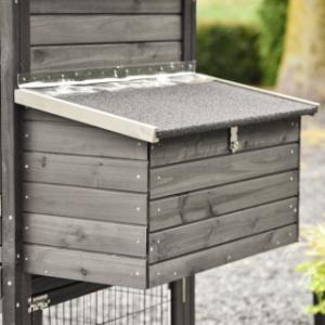 The nesting box of the Prestige Medium has an easy lock so the flap cannot open accidentally