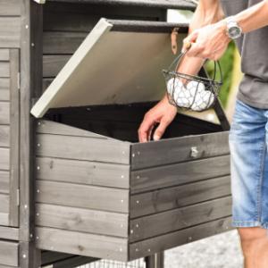 Thanks to the convenient support strip, you can easily take eggs from the nesting box of the Prestige Medium.