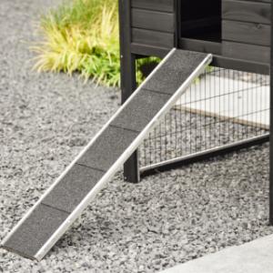 The rabbit hutch Prestige Medium is equipped with a ramp